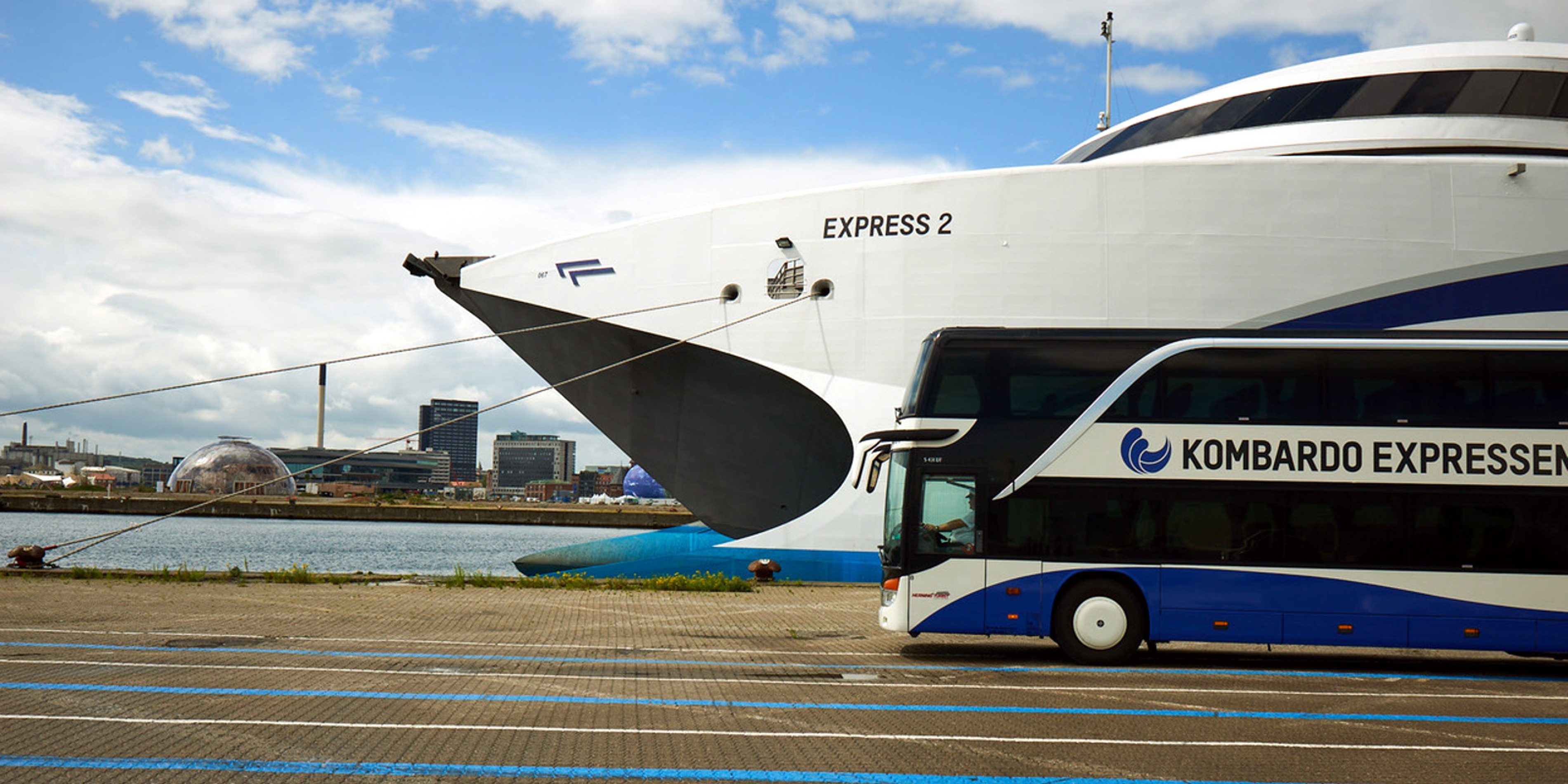 Kombardo Expressen ses på havnen parkeret foran Molslinjens færge.