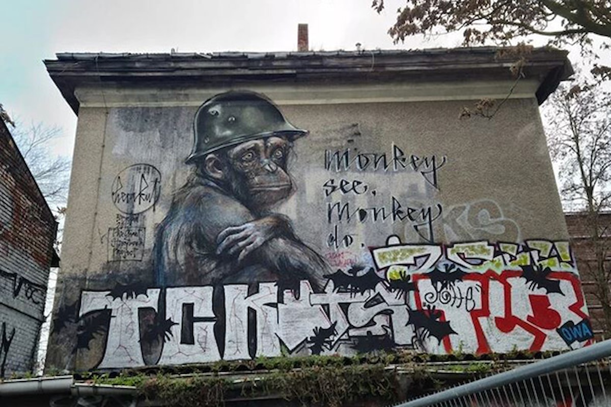 Berlin-konstruktion av Elsenbrücke över en flod, konstverk fångar arkitektonisk elegans mot en klar himmel.