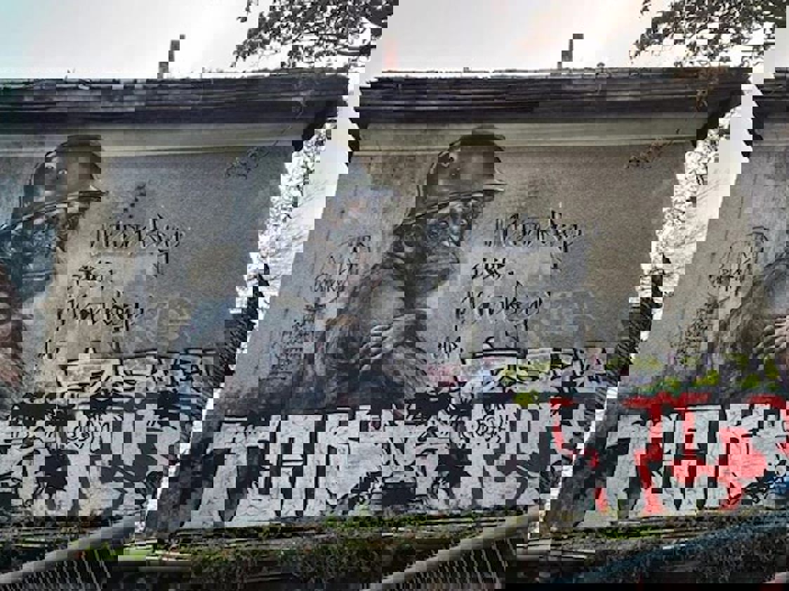 Berlin-konstruktion av Elsenbrücke över en flod, konstverk fångar arkitektonisk elegans mot en klar himmel.