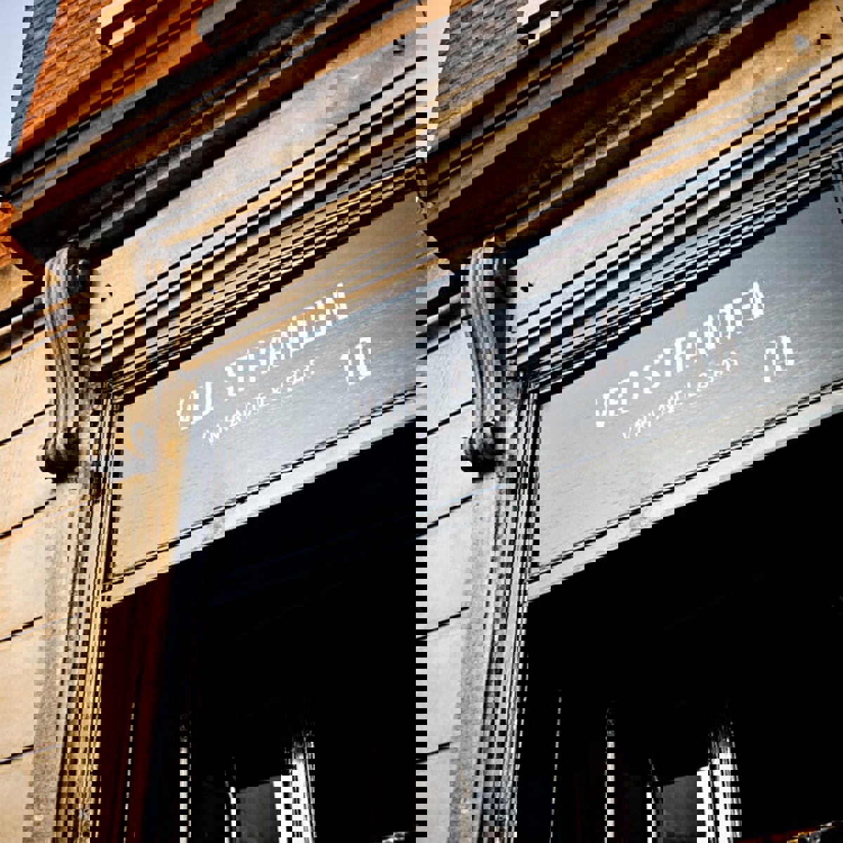 Dörröppningen till Ved Stranden 10 sett från ett fröperspektiv.