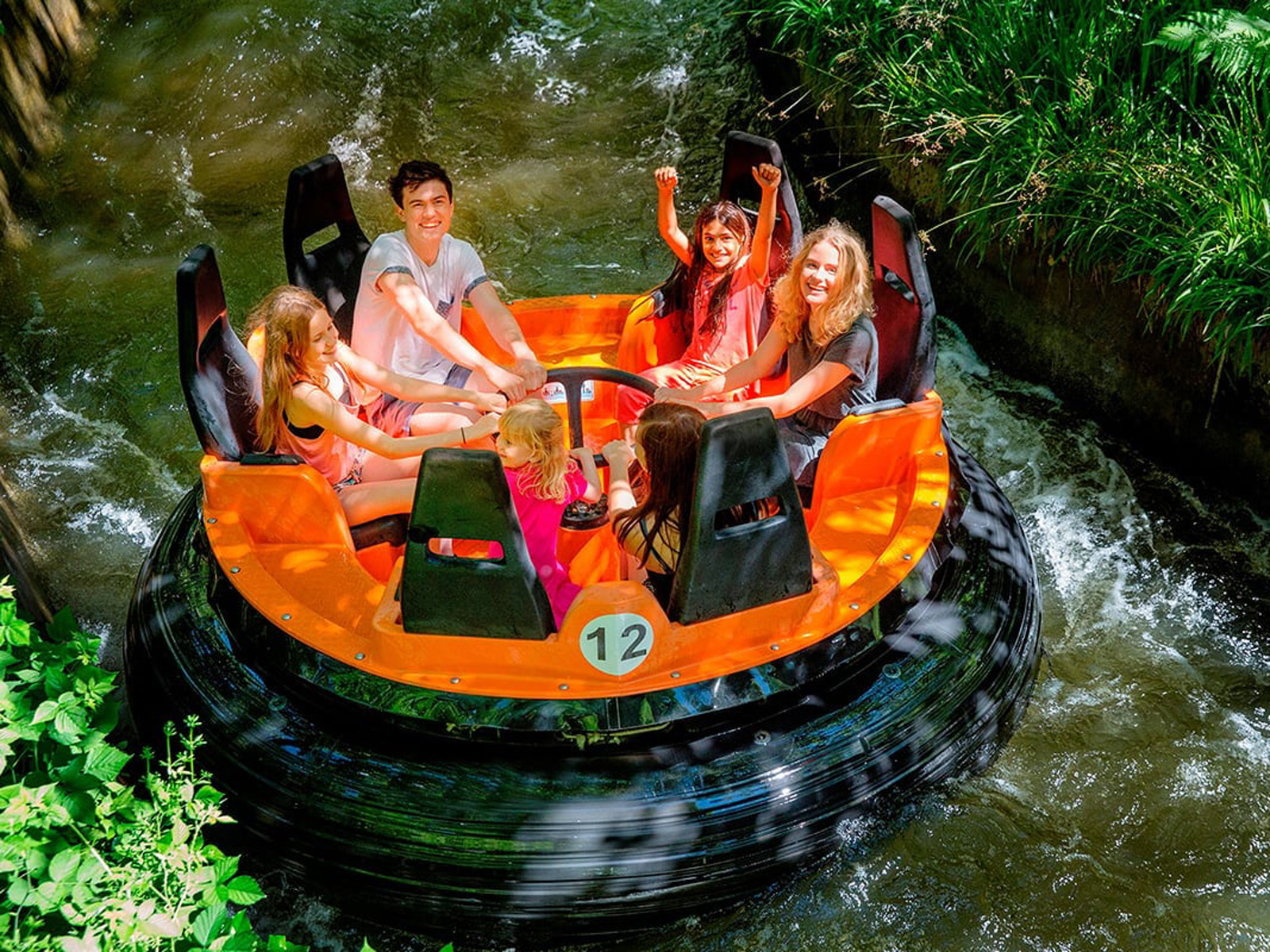 Besökare njuter av en färd på Bäverrafting attraktionen i Bonbon Land.