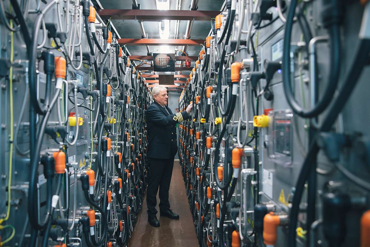 Batterirummet visas av kaptenen.