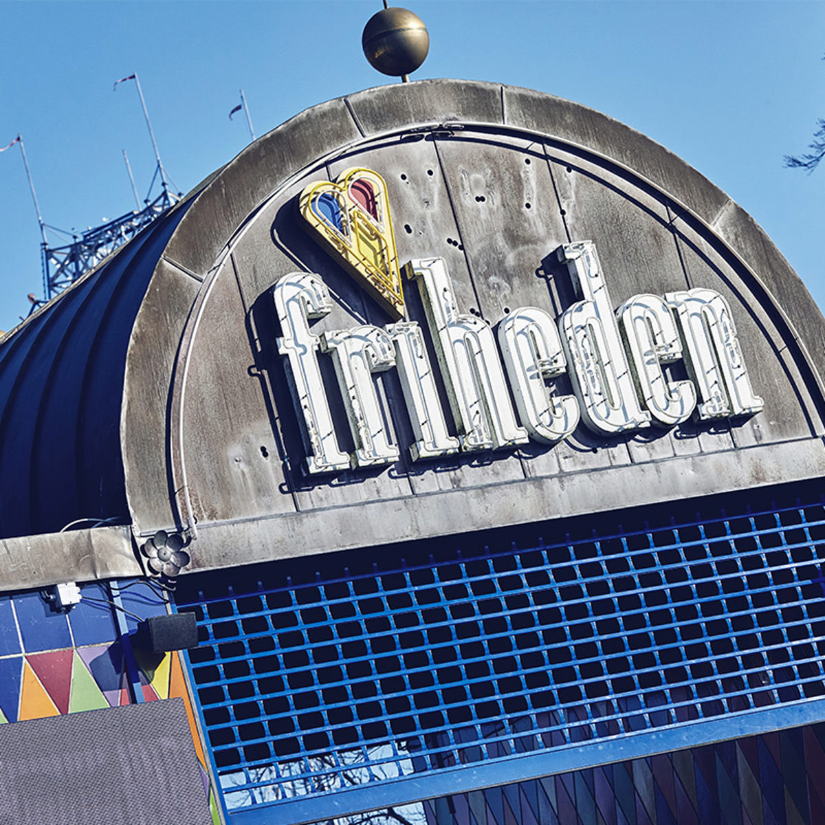 Tivoli Frihedens indgang og logo ses i close-up.