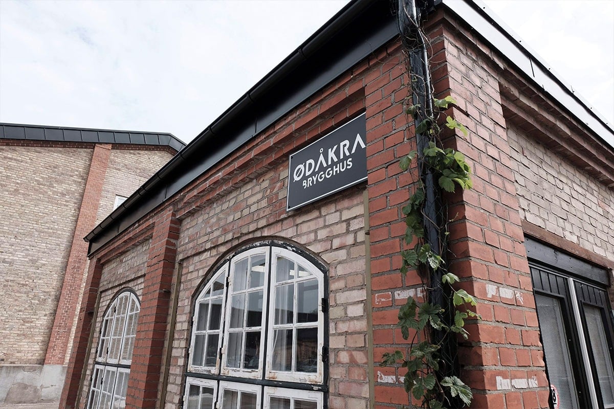 Shoppingcenter Spritfabriken Brygghus set fra gadeplan med tydelige butikskonstruktioner i fokus.