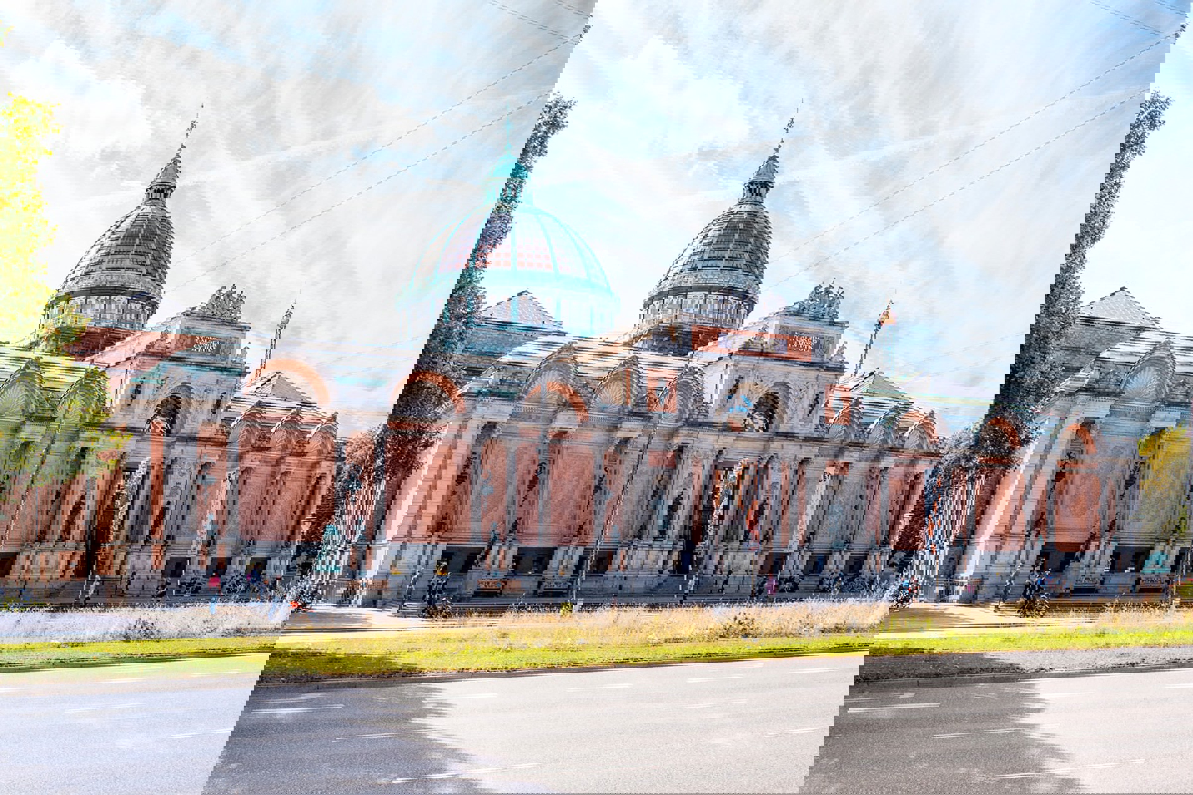 Ny Carlsberg Glyptoteks fasad i solsken och blå himmel.