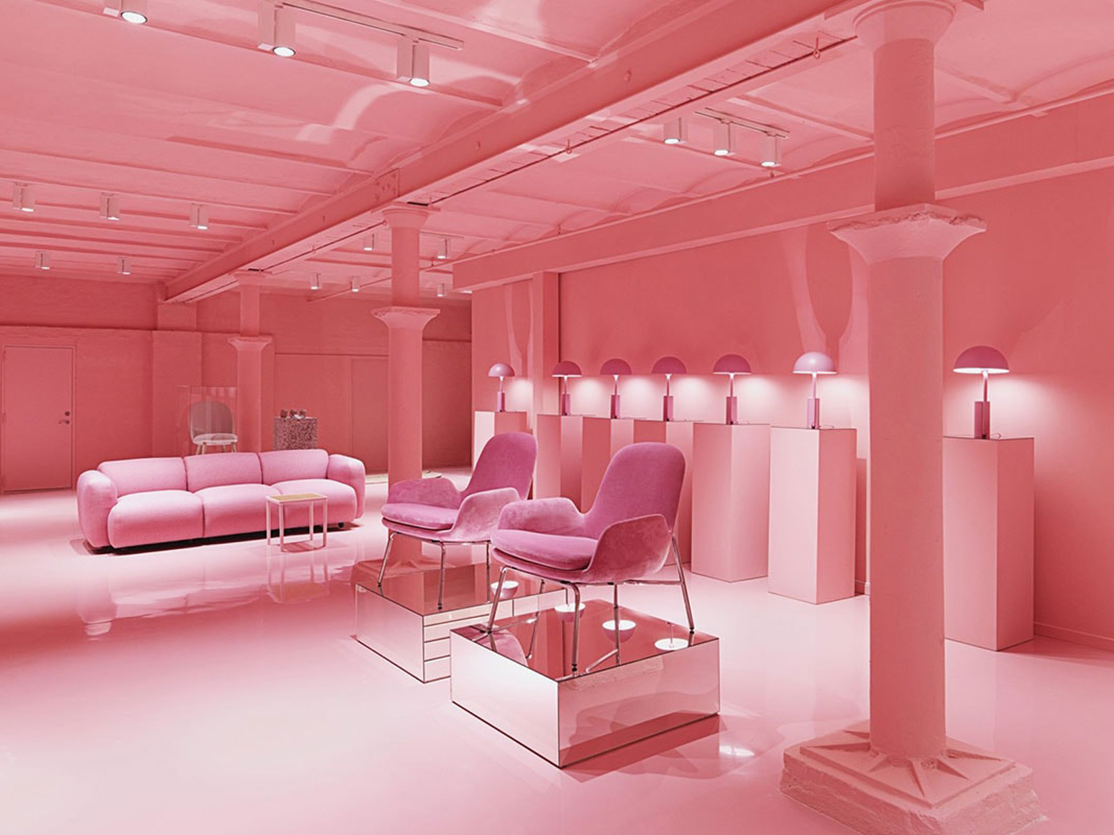Rosa showroom inrett med rosa möbler och lampor i modern stil, skapar en harmonisk och elegant atmosfär.