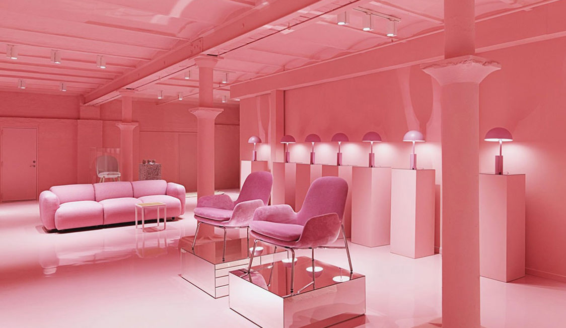 Rosa showroom inrett med rosa möbler och lampor i modern stil, skapar en harmonisk och elegant atmosfär.