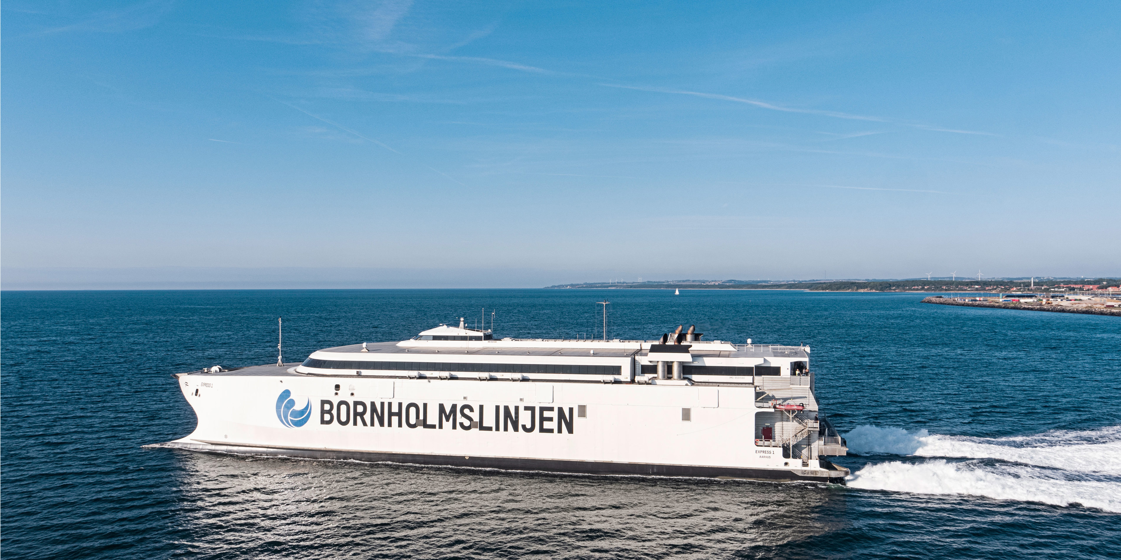 Die Fähre Express1 von Bornholmslinjen fährt auf dem offenen Meer in Richtung Küste.