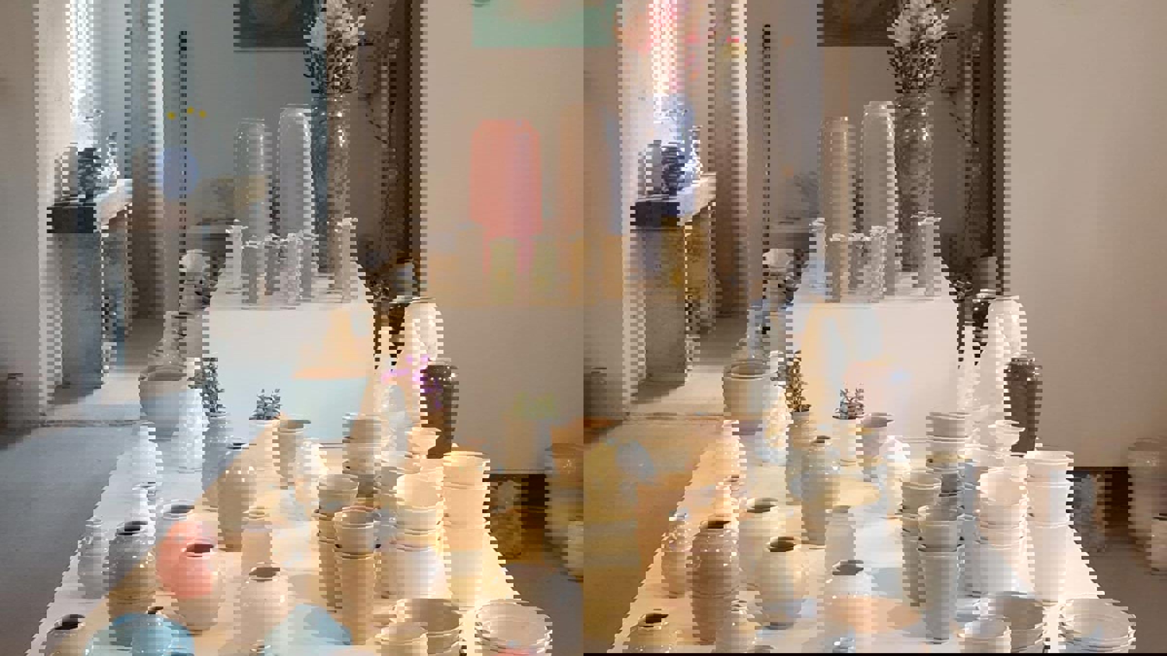 Nordrum bord med vaser och blomma i elegant inredning.