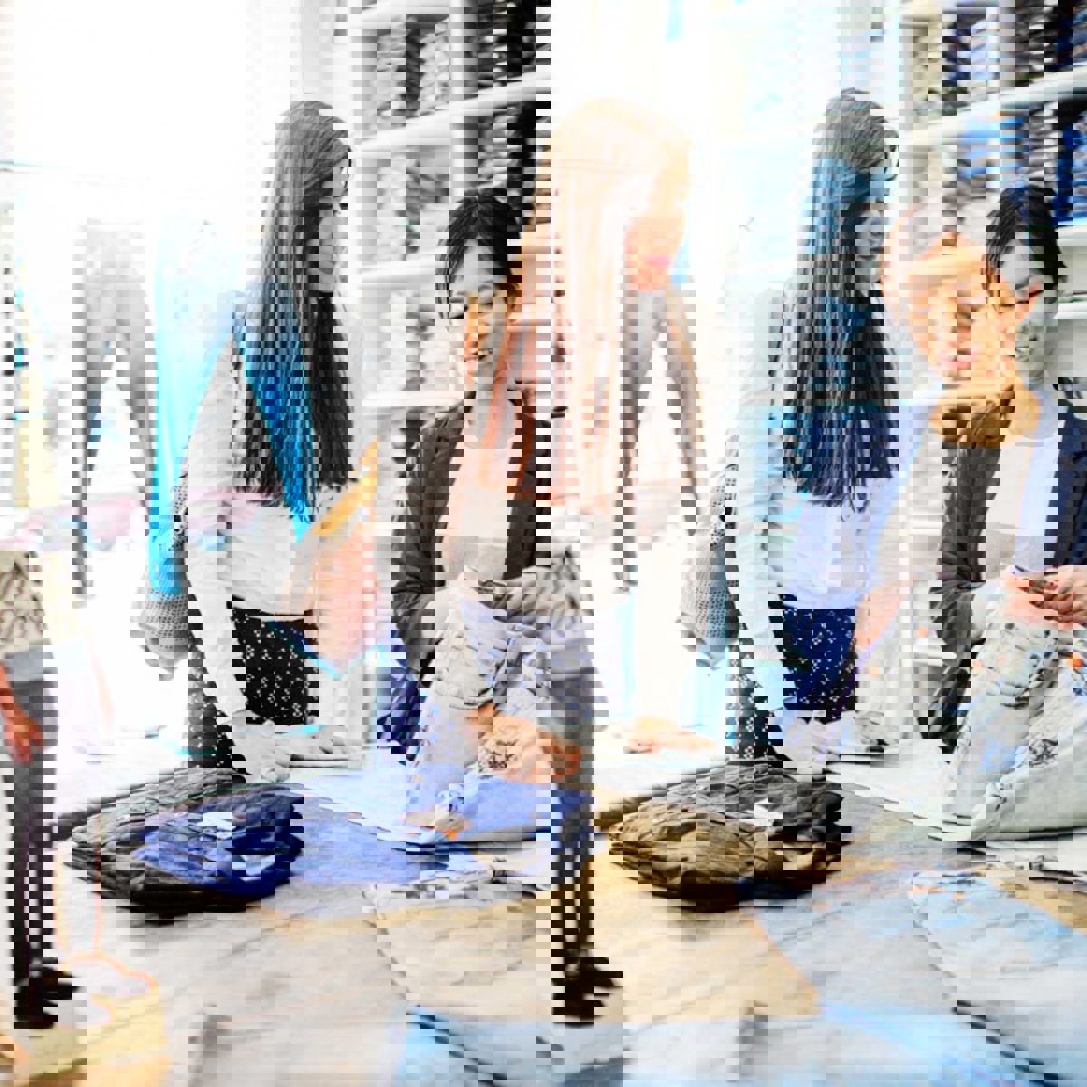 To kvinder kigge rpå tøj i en svensk tøjbutik.