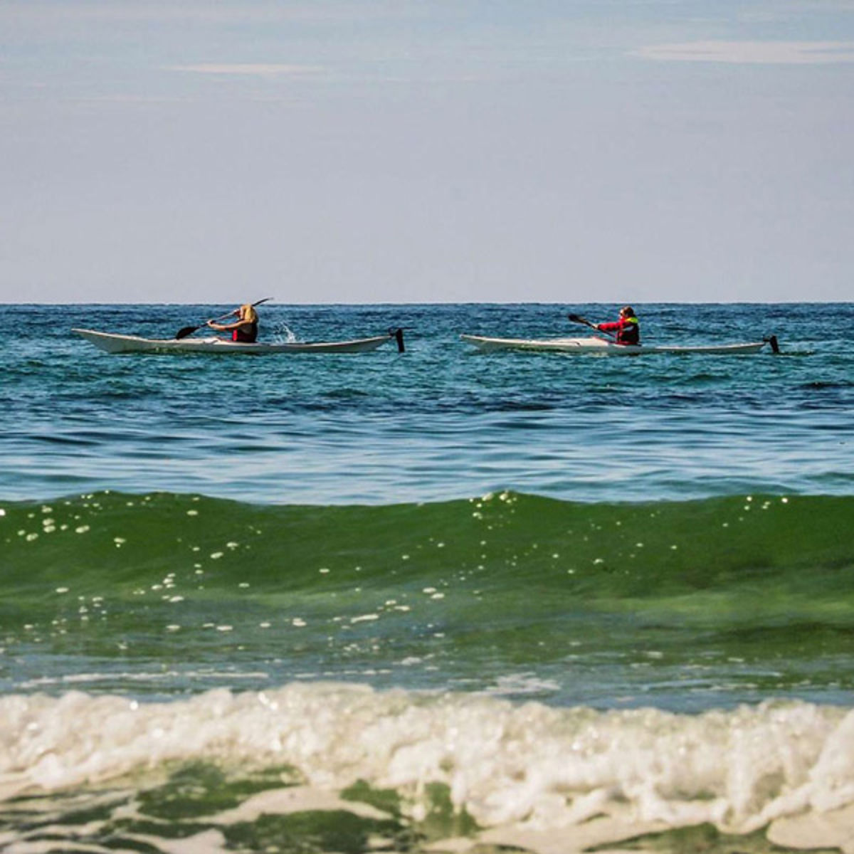 Personer paddlar kajak Nordsjälland Liseleje på öppet hav, fågelperspektiv.