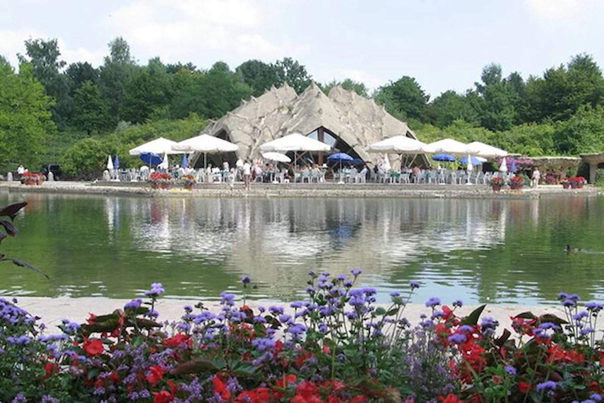 Berlin Britzer Seeterassen i fjärran med spegelblankt vatten i förgrunden.