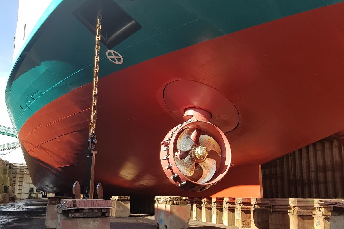 Närbild av propellrar på aurorafärja.