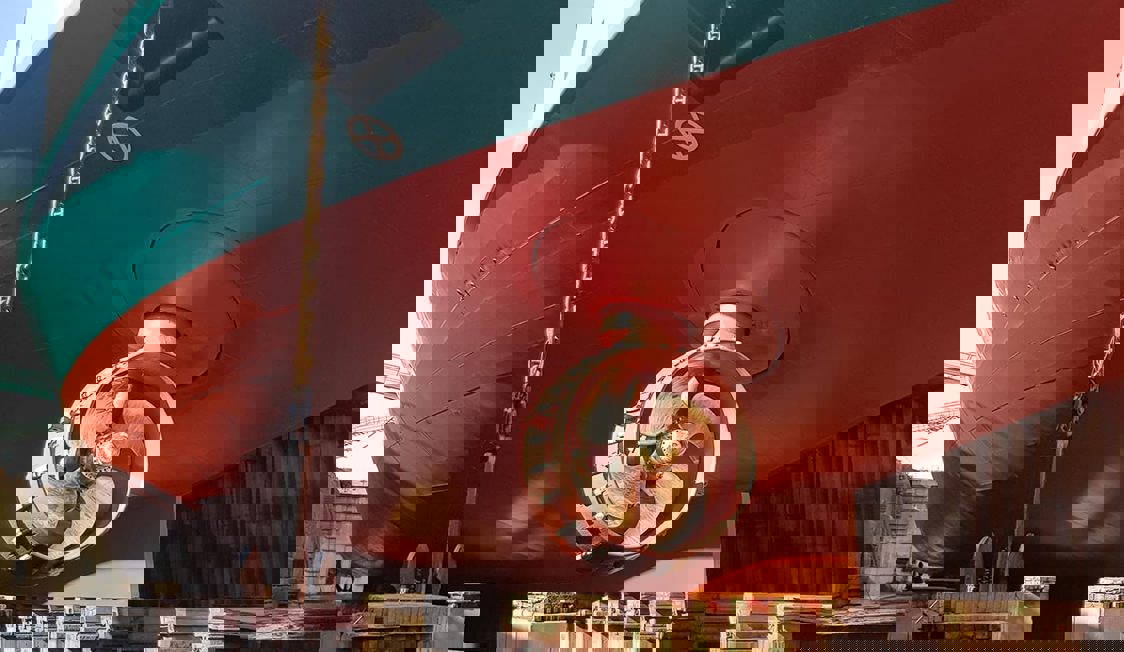 Närbild av propellrar på aurorafärja.