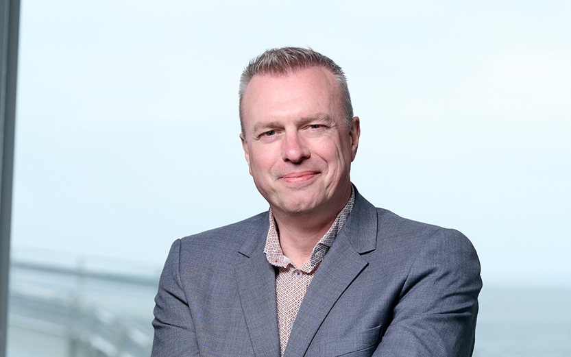 Flemming Kristensen, CTO, ses med færgerampen i baggrunden.