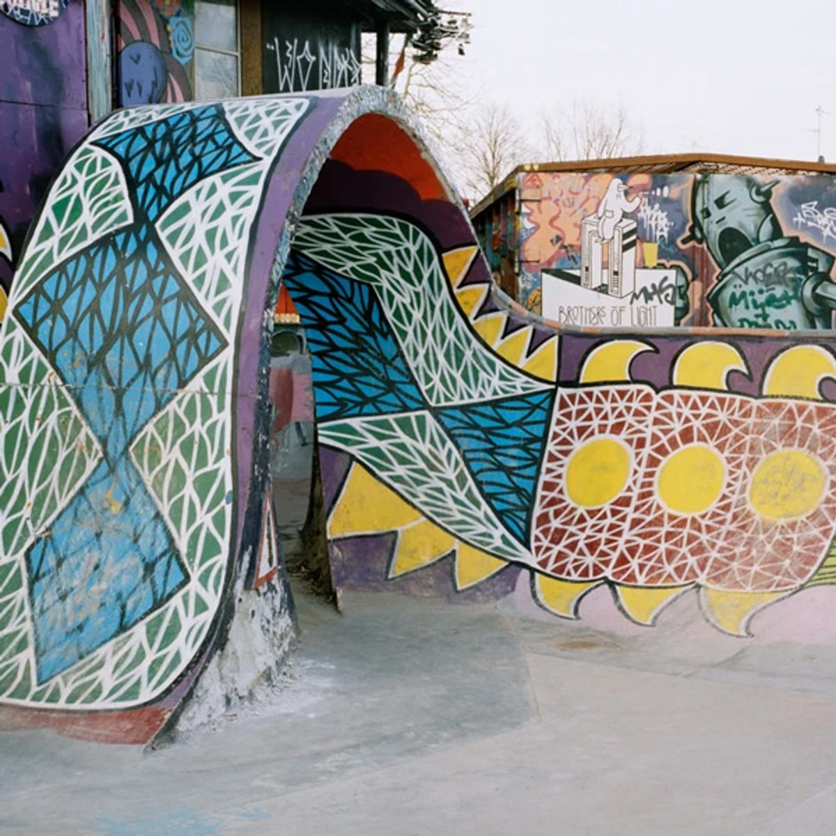 Christiania skatepark farger med levande och färgrik graffiti på betongytor.