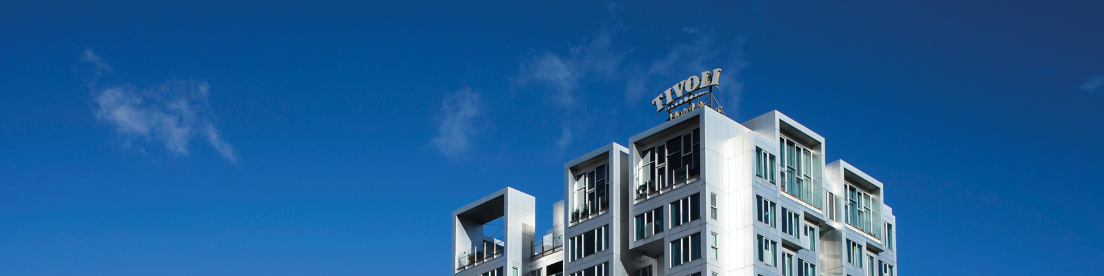 Tivoli Hotel i København med moderne arkitektur under en klar blå himmel.