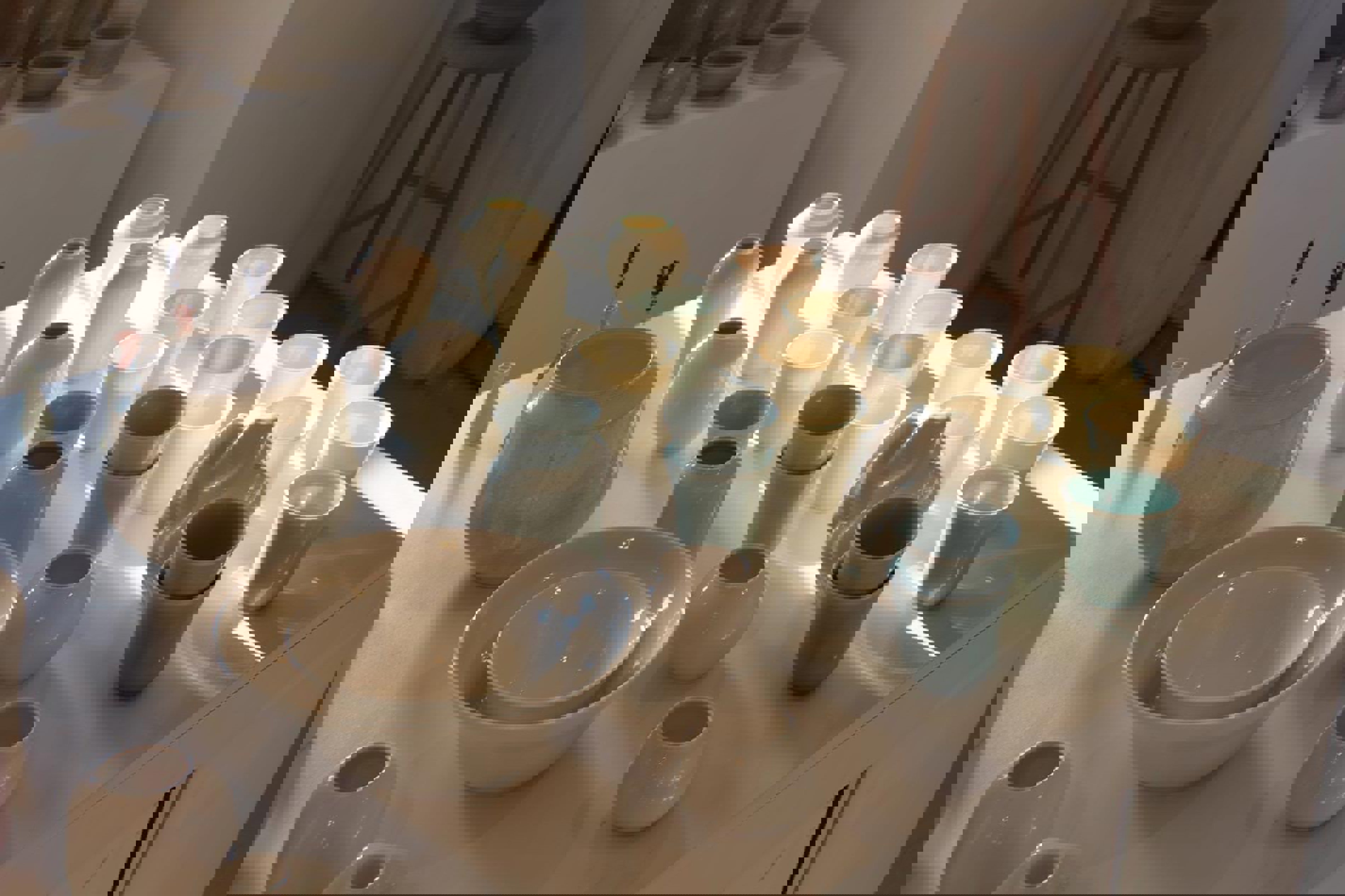 Nordrum bord med vaser i närbild på vit bakgrund, elegant och stilren inredningsdetalj.