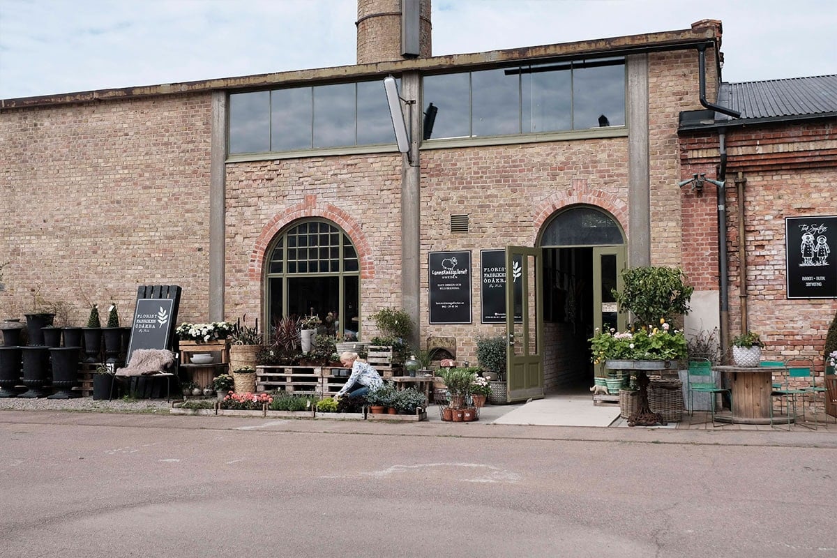 Shoppingcenter Spritfabriken Brygghus set fra gadeplan med tydelige butikskonstruktioner i fokus.