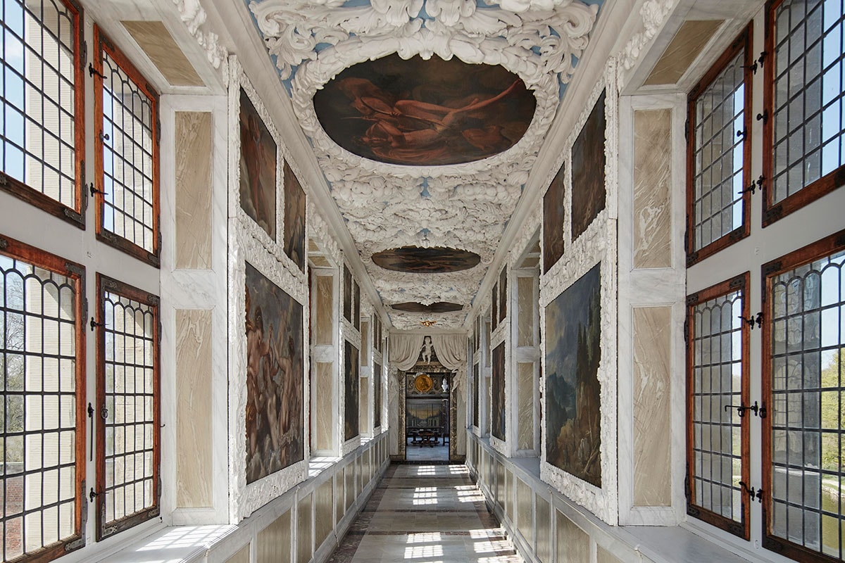 Frederiksborg Slot Lonngangen med detaljeret arkitektur i solskin, set fra en betagende vinkel, fremhæver kulturarven.