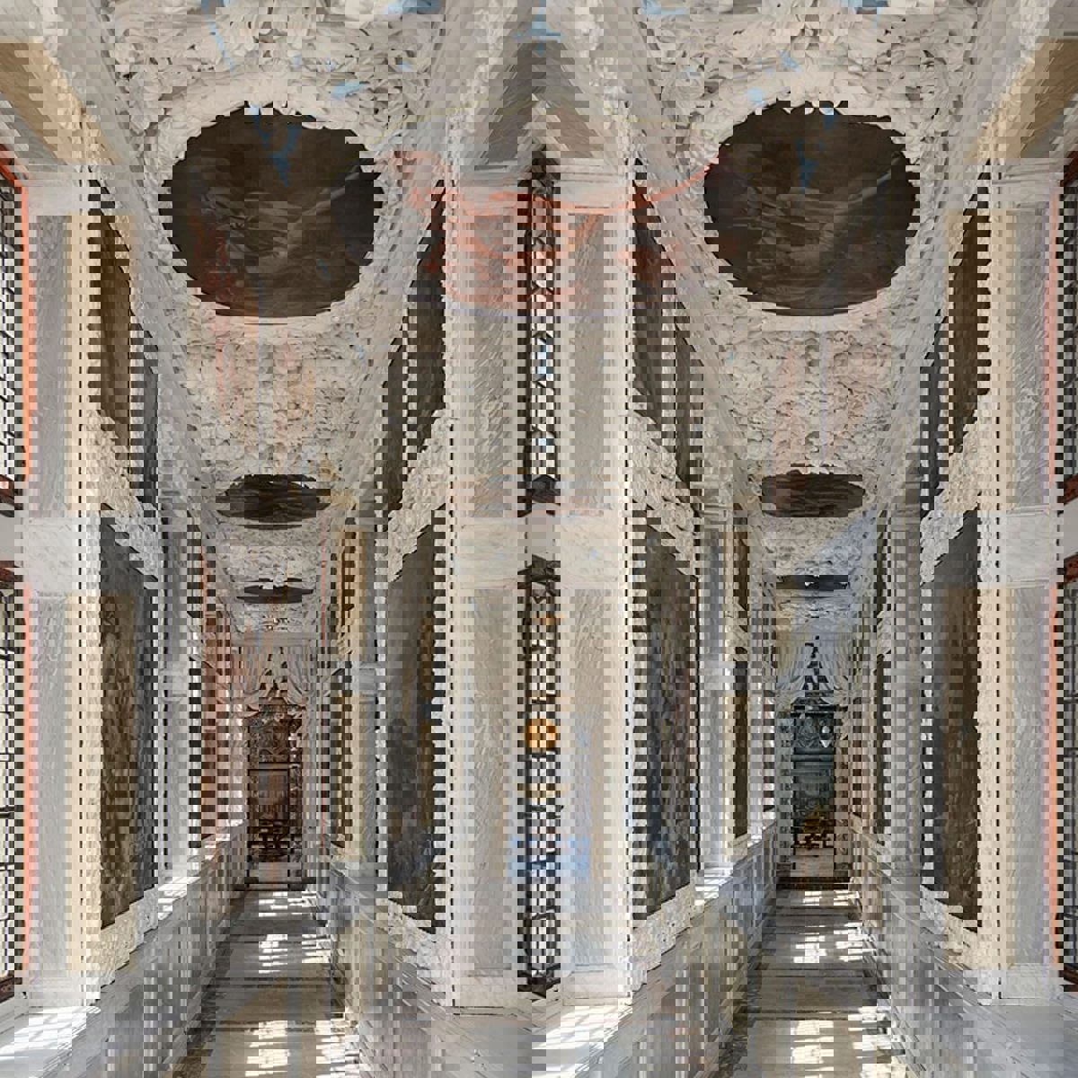 Frederiksborgs slott Lonngangen med detaljrik arkitektur i solskenet, sett från en hisnande vinkel, understryker kulturarvet.