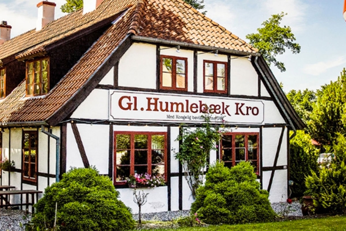 Humlebak kro interiör med klassisk inredning och trädetaljer mot en rustik atmosfär.