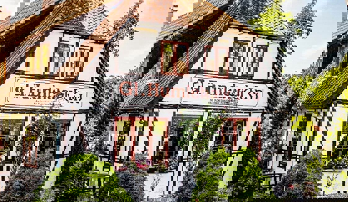 Humlebak kro interiör med klassisk inredning och trädetaljer mot en rustik atmosfär.