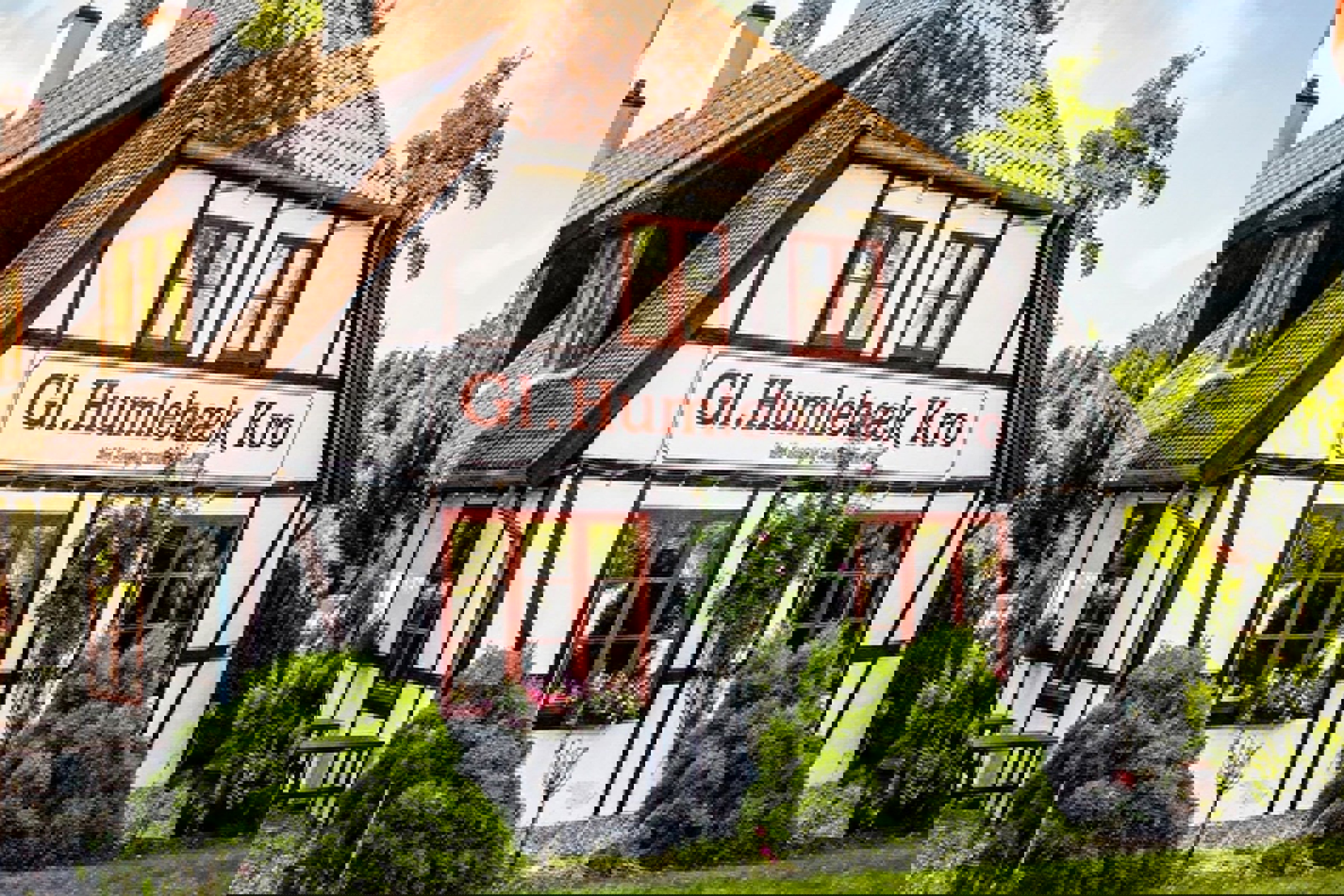 Humlebak kro interiör med klassisk inredning och trädetaljer mot en rustik atmosfär.