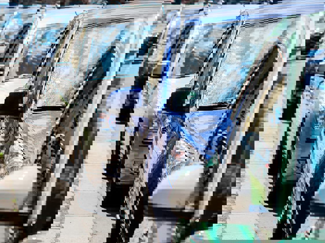 Parkerade bilar är parkerade längs en trottoarkant.