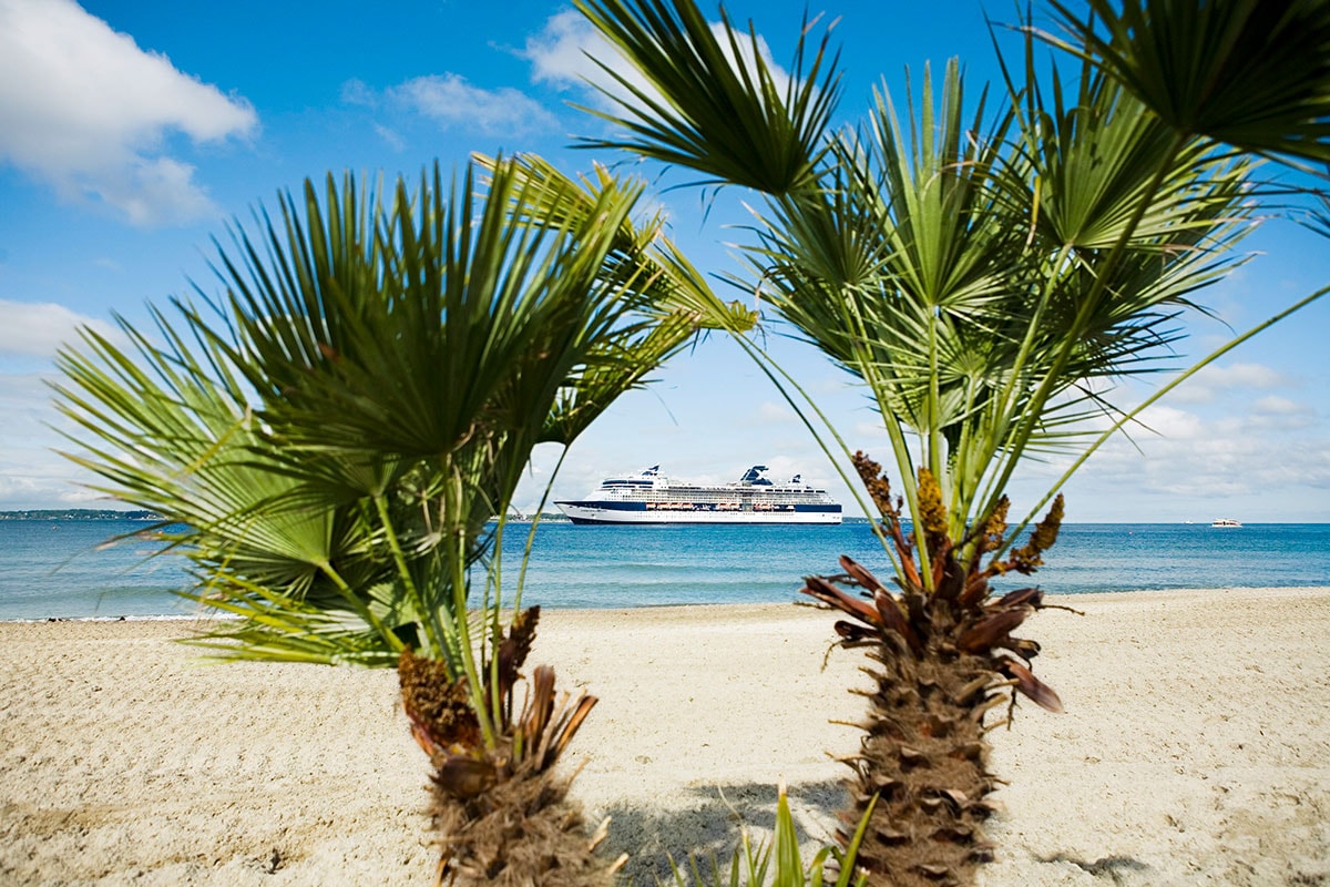 Fra Helsingborg Strand ses Øresundslinjen ude i vandet.