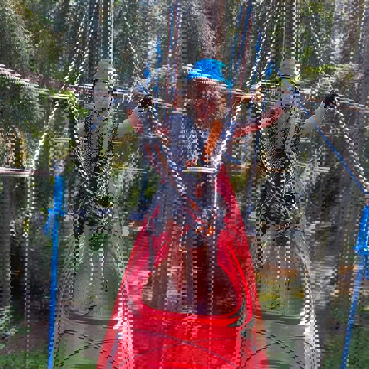 Amerikansk grøn frø siddende på en lav sten ved vandet med tåget spejlbillede i overfladen.