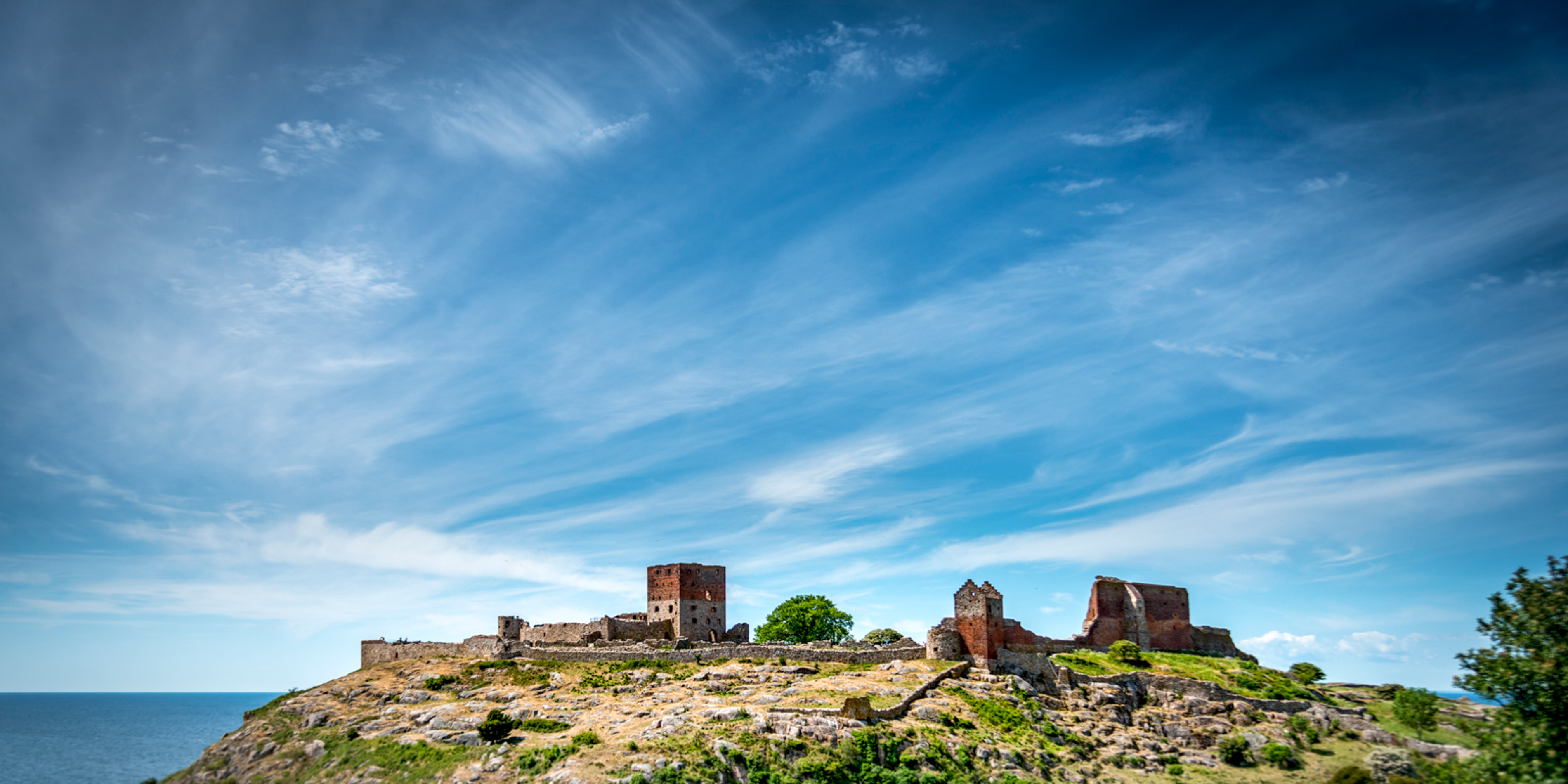 Stilvolles Badezimmer mit schwarzem Marmorwaschbecken und modernen Armaturen aus der Vogelperspektive.